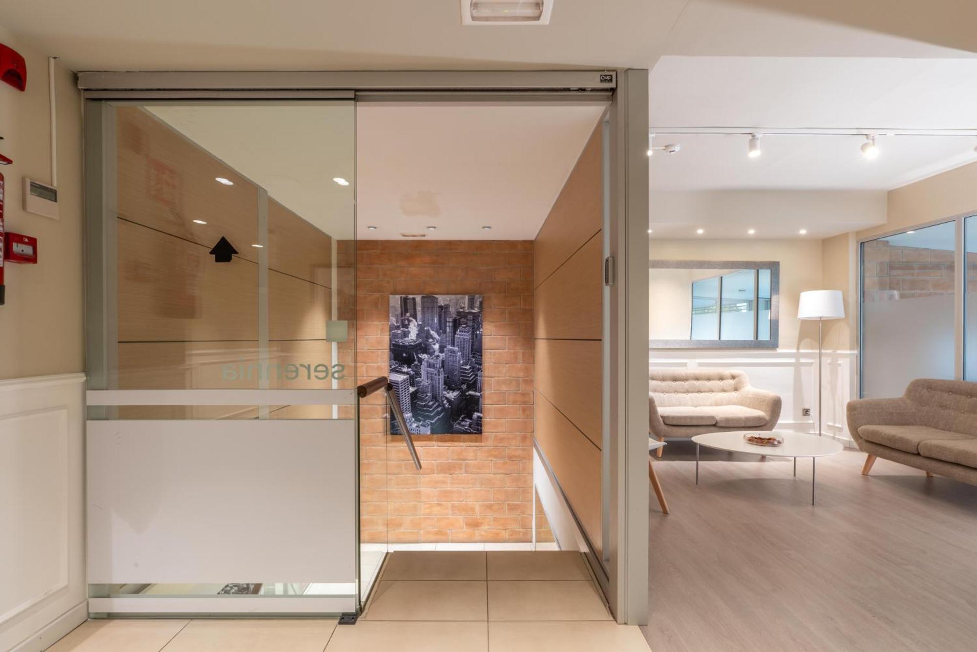 Serennia Fira Gran Via Exclusive Rooms لوسبيتاليت دي يوبريغات المظهر الخارجي الصورة