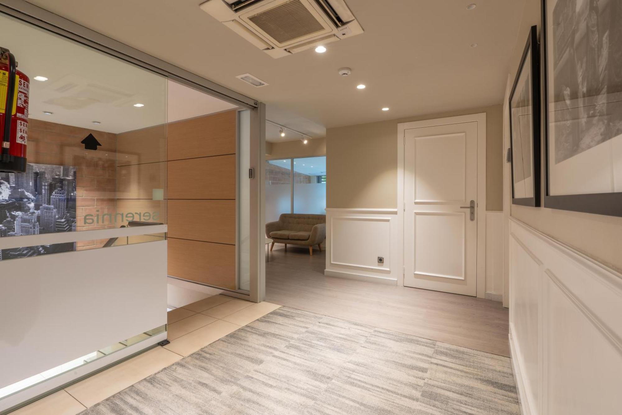 Serennia Fira Gran Via Exclusive Rooms لوسبيتاليت دي يوبريغات المظهر الخارجي الصورة
