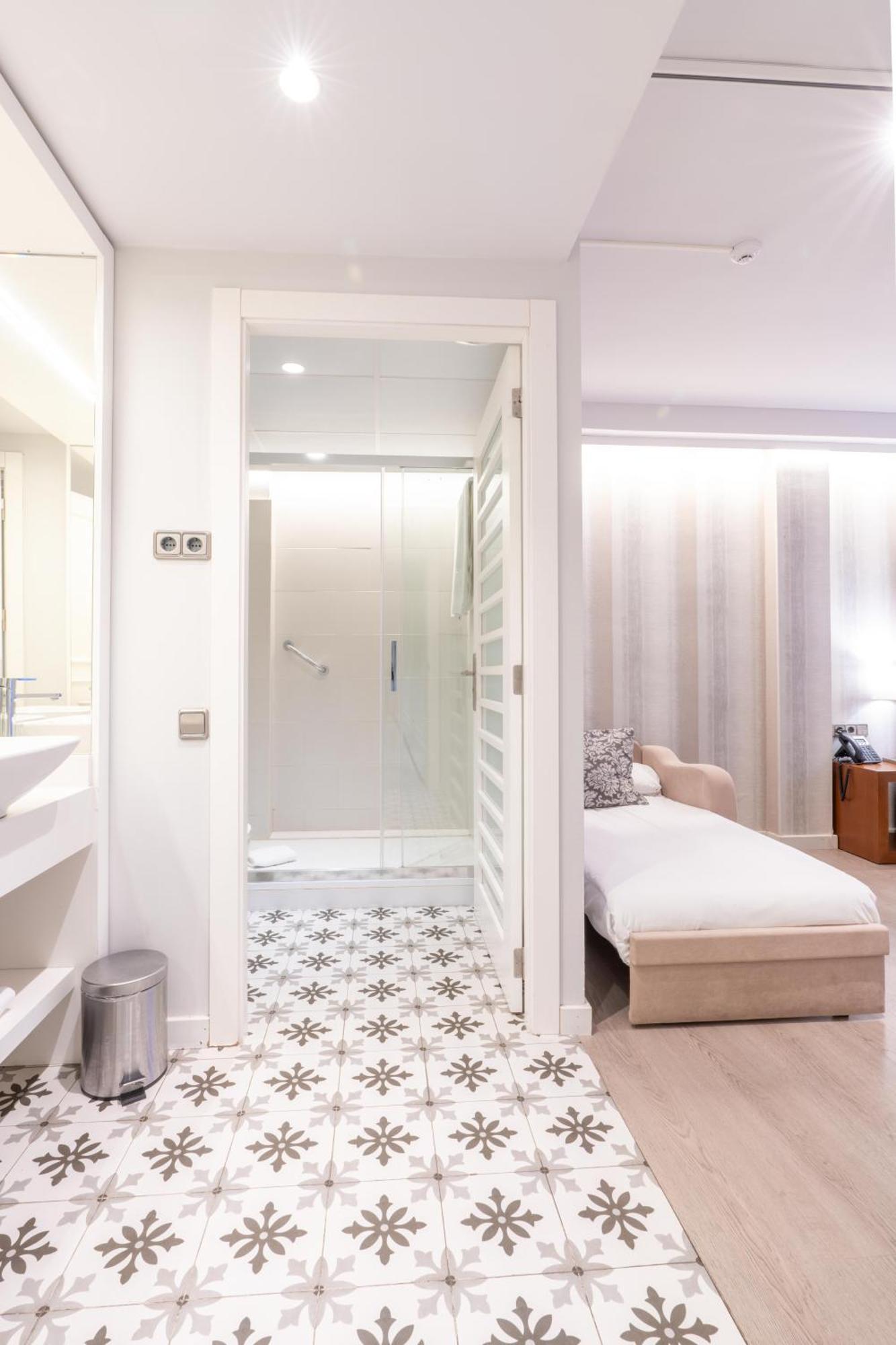 Serennia Fira Gran Via Exclusive Rooms لوسبيتاليت دي يوبريغات المظهر الخارجي الصورة