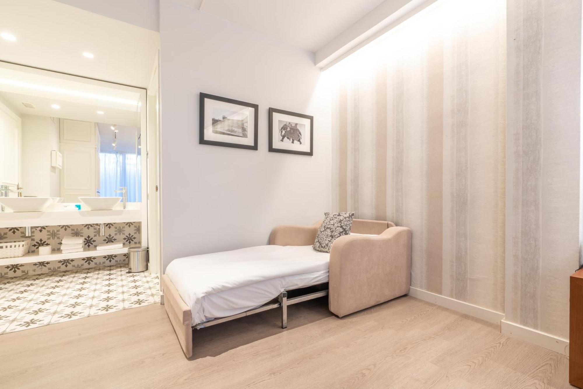 Serennia Fira Gran Via Exclusive Rooms لوسبيتاليت دي يوبريغات المظهر الخارجي الصورة