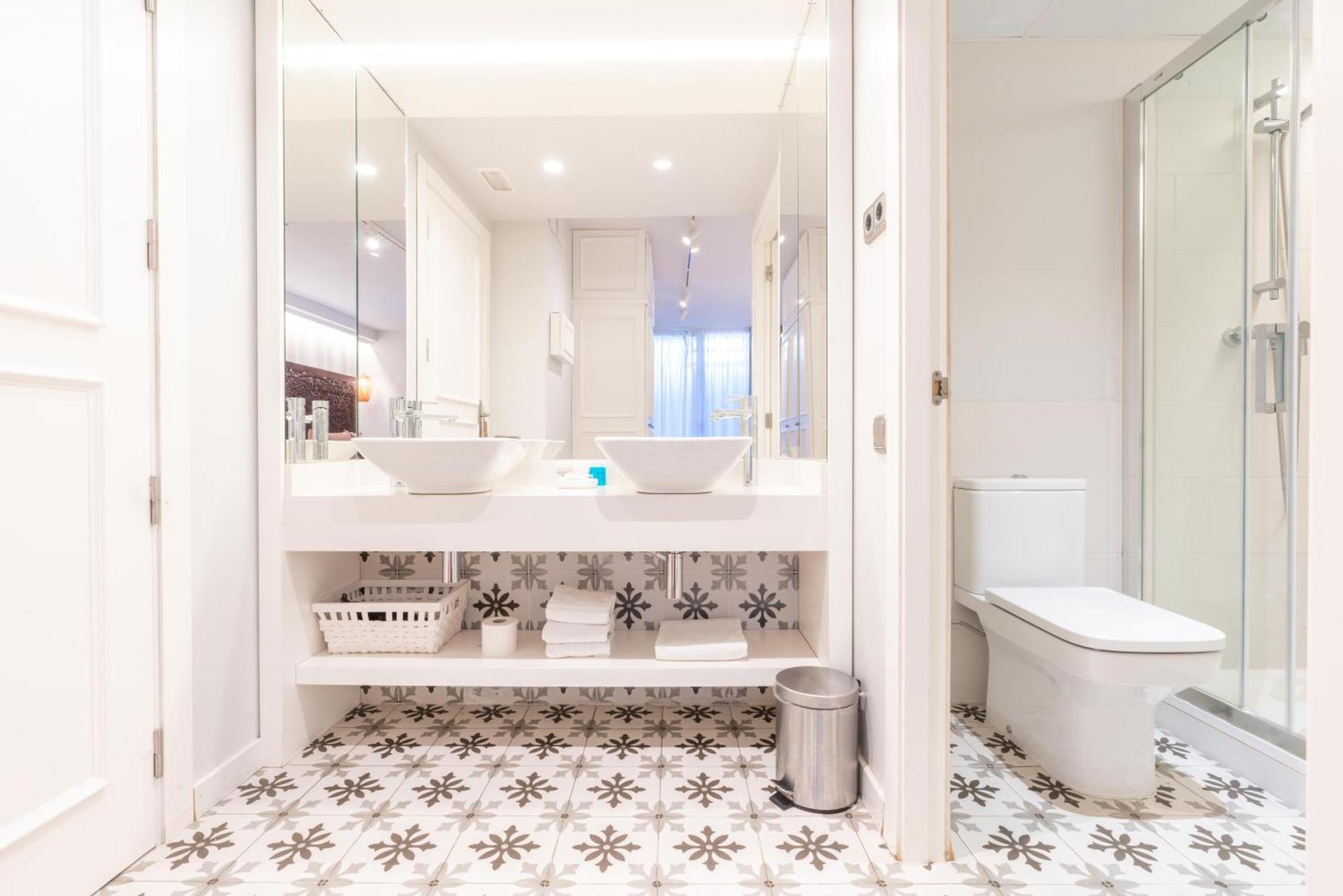Serennia Fira Gran Via Exclusive Rooms لوسبيتاليت دي يوبريغات المظهر الخارجي الصورة