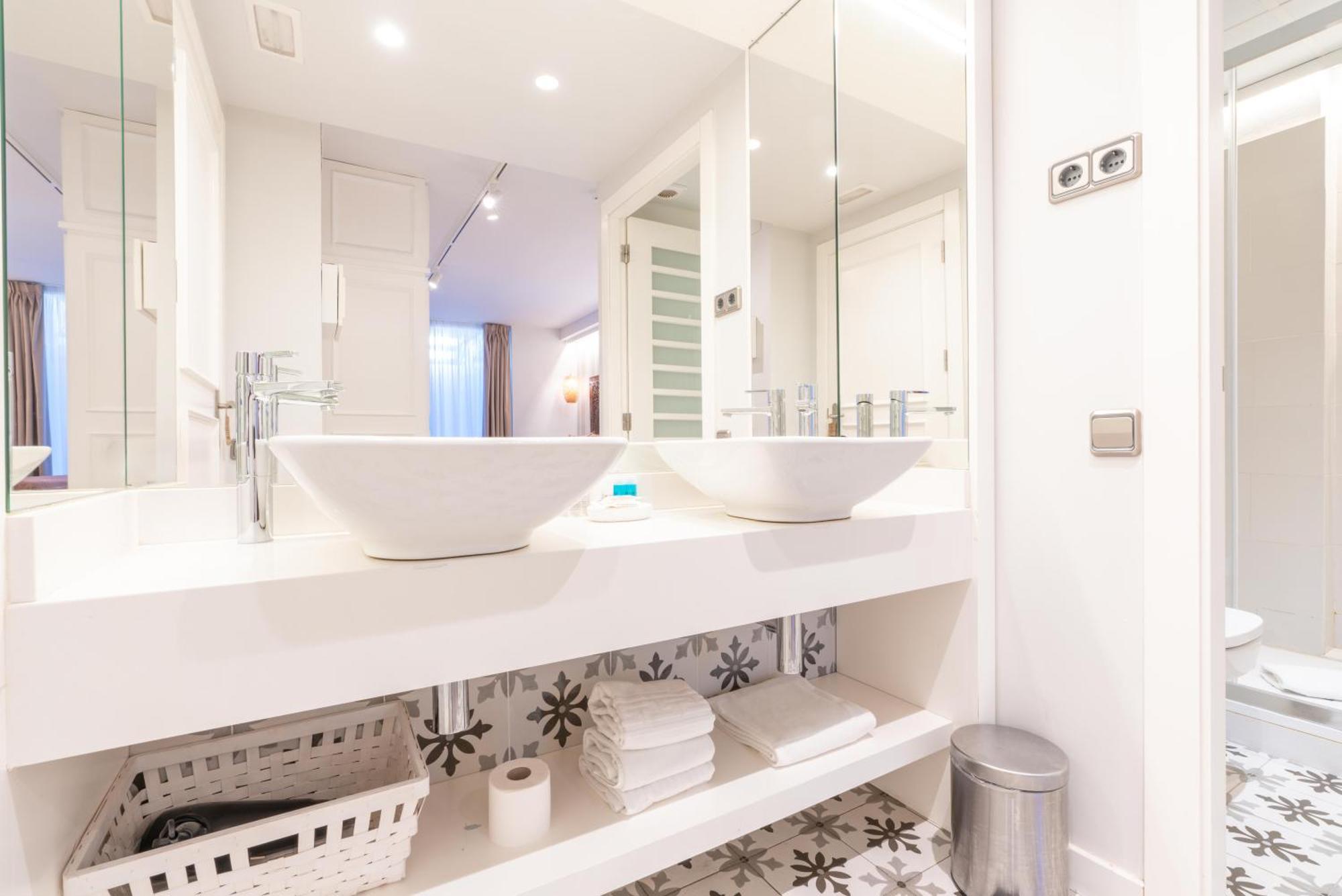 Serennia Fira Gran Via Exclusive Rooms لوسبيتاليت دي يوبريغات المظهر الخارجي الصورة
