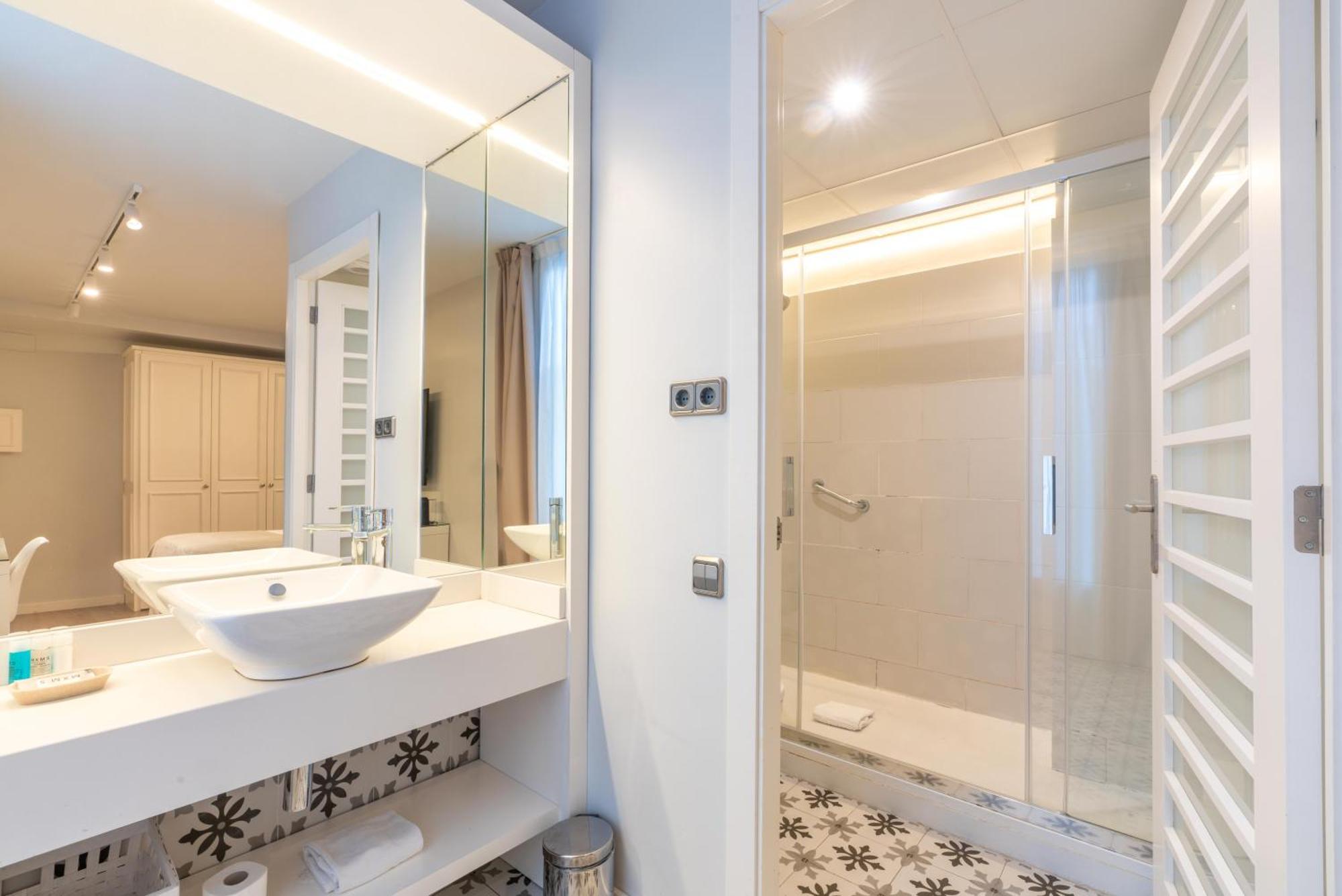 Serennia Fira Gran Via Exclusive Rooms لوسبيتاليت دي يوبريغات المظهر الخارجي الصورة