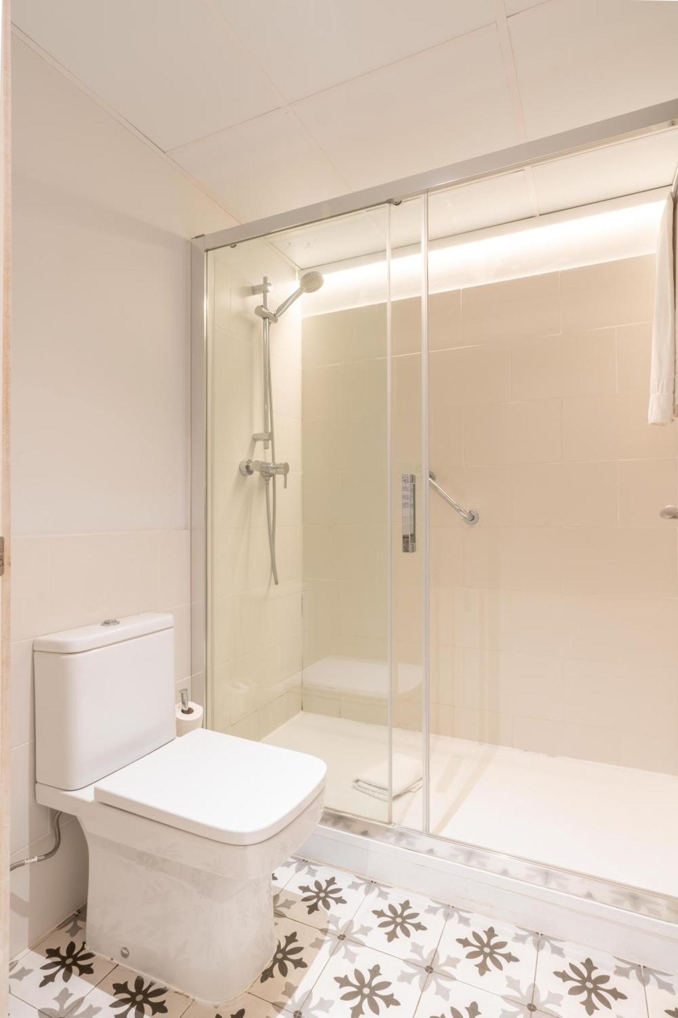 Serennia Fira Gran Via Exclusive Rooms لوسبيتاليت دي يوبريغات المظهر الخارجي الصورة