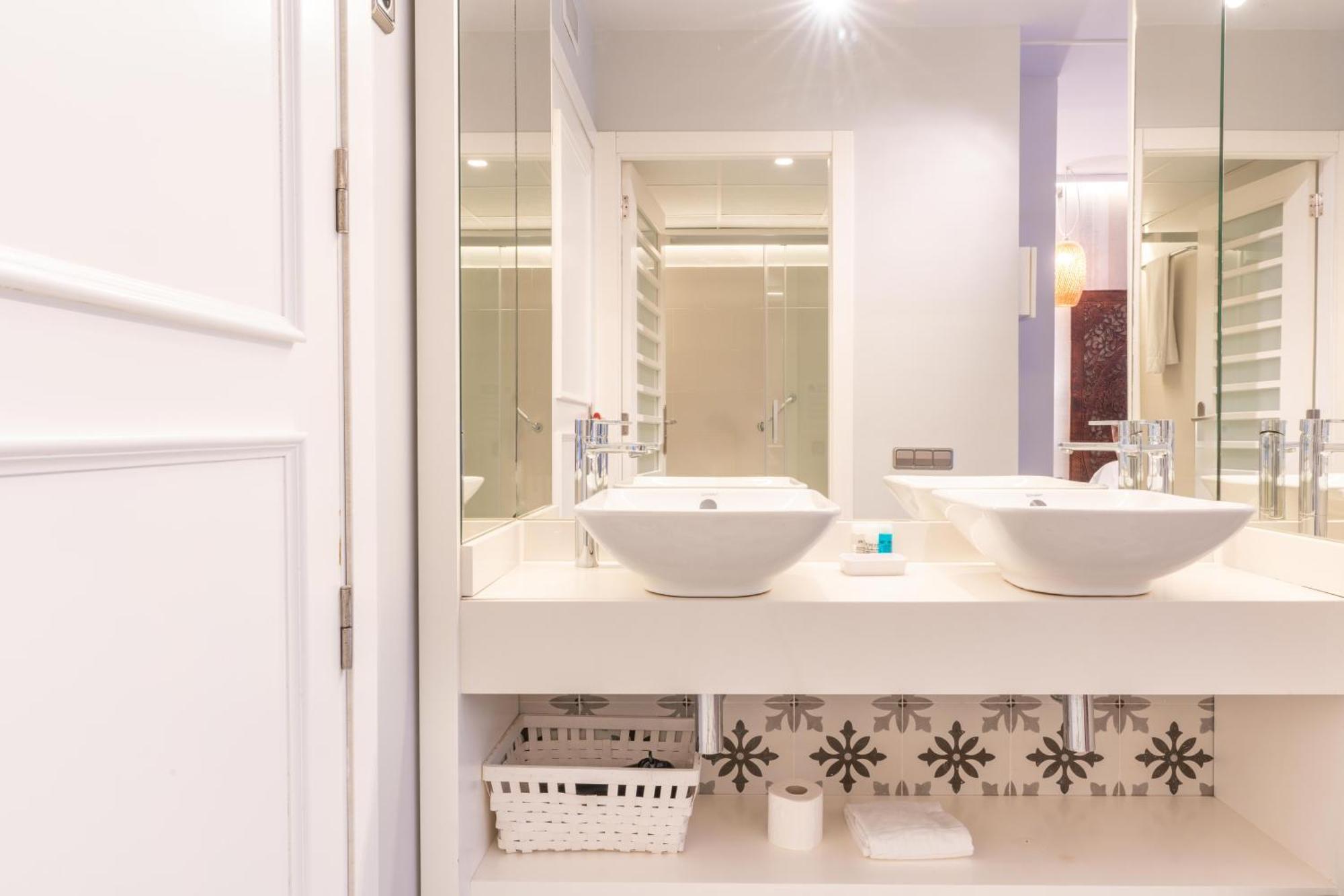 Serennia Fira Gran Via Exclusive Rooms لوسبيتاليت دي يوبريغات المظهر الخارجي الصورة